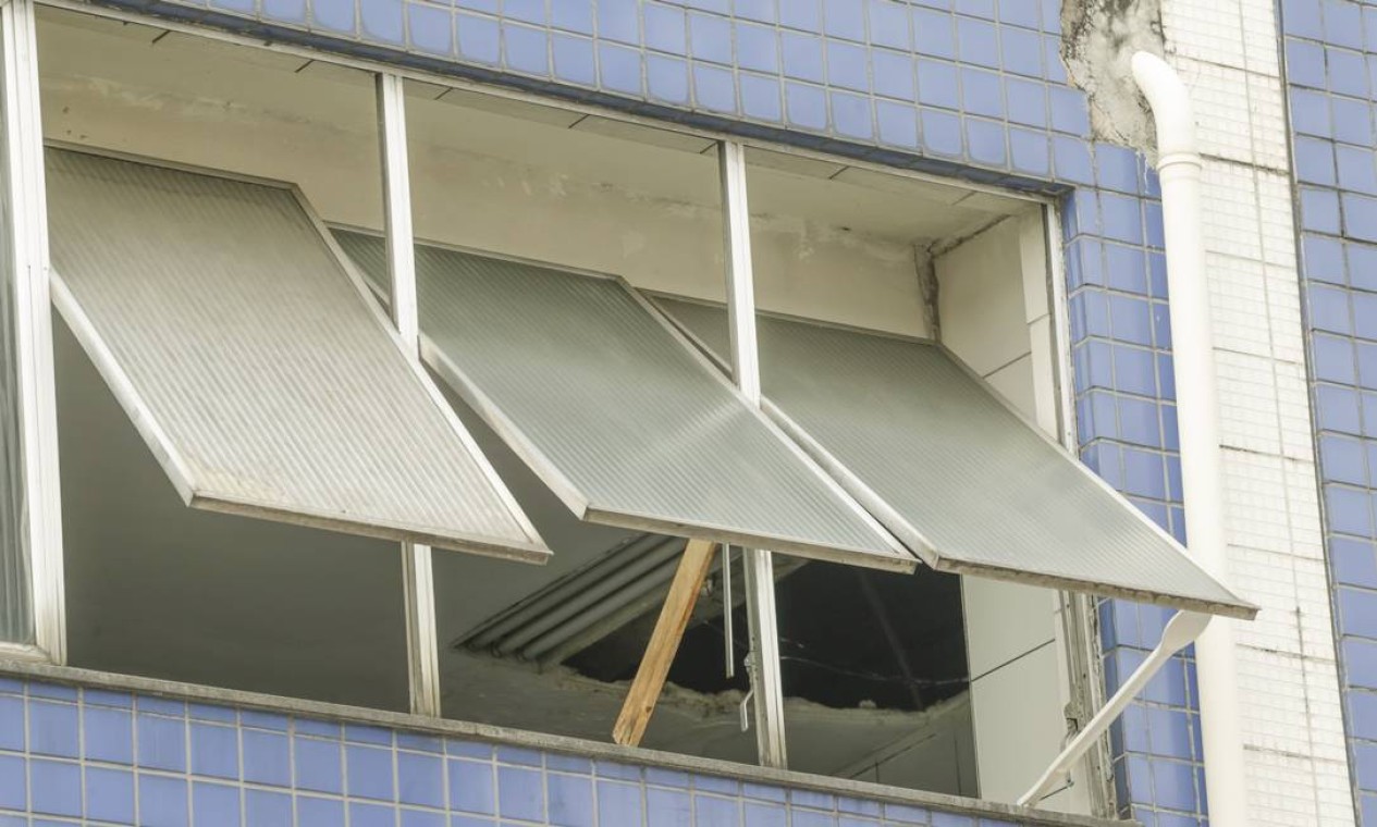 Prédio mostra pedaços do teto caindo e janelas escoradas com madeira Foto: Gabriel de Paiva / Agência O Globo