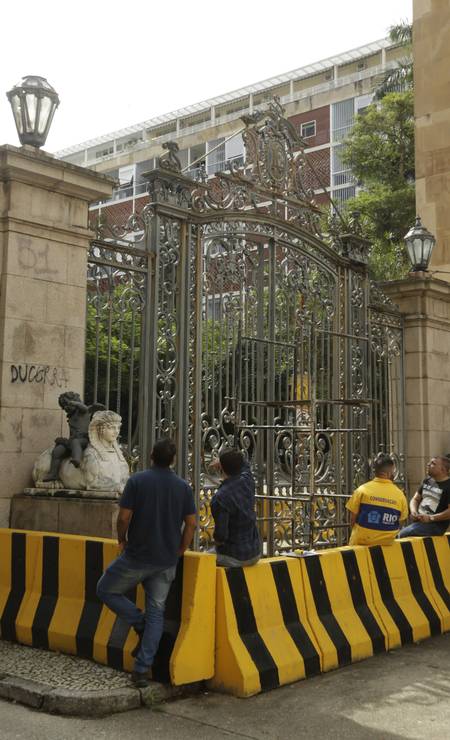 O icônico portal do Parque Guinle está enferrujado e ameaça desabar sobre quem passa pelo local Foto: Gabriel de Paiva / Agência O Globo