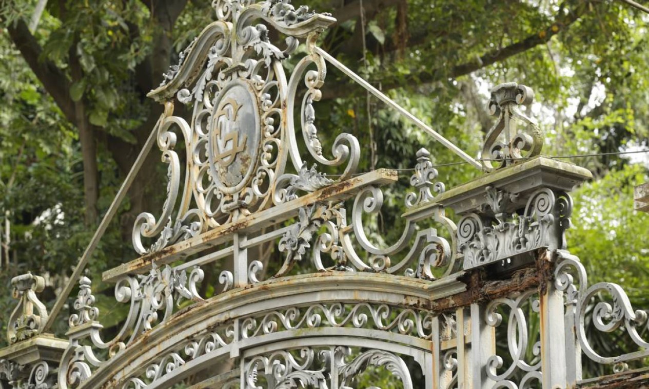 O portão tem estrutura de ferro fundido com elementos decorativos em bronze Foto: Gabriel de Paiva / Agência O Globo