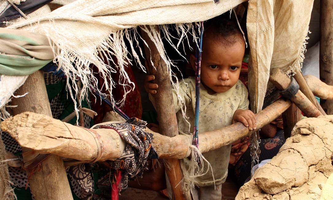 Criança em campo de refugiados próximo a Hodeida, no Iêmen: conflito ameaça milhares de pessoas por falta de alimentos Foto: ESSA AHMED / AFP