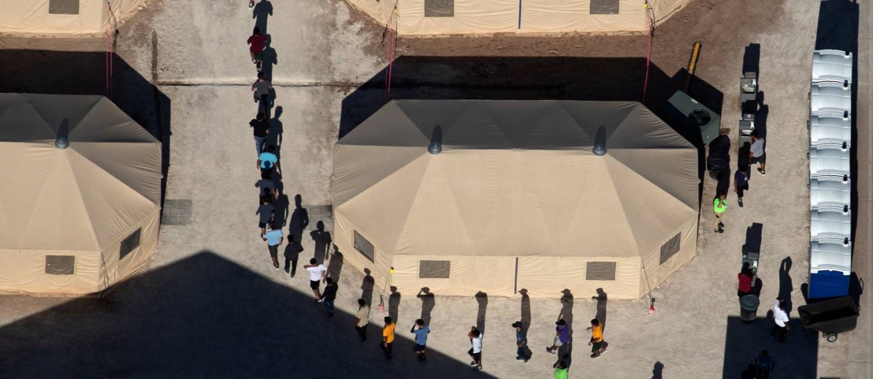 Crianças imigrantes separadas dos pais em um abrigo de tendas em Tornillo, no Texas Foto: MIKE BLAKE / REUTERS