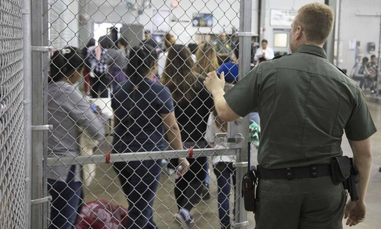 Processamento de detidos em centro no Texas é realizado por membros de patrulha de fronteiras dos EUA, uma agência com prerrogativas policiais Foto: HANDOUT / AFP
