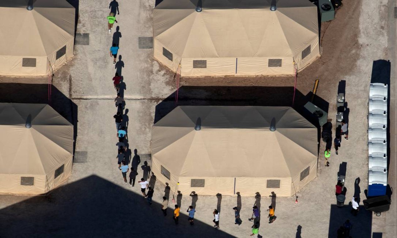 Cabanas e barracas em centro de detenção em Tornillo, no Texas, ficaram expostas a altas temperaturas, mas autoridades garantiram que elas estão sendo climatizadas Foto: MIKE BLAKE / REUTERS