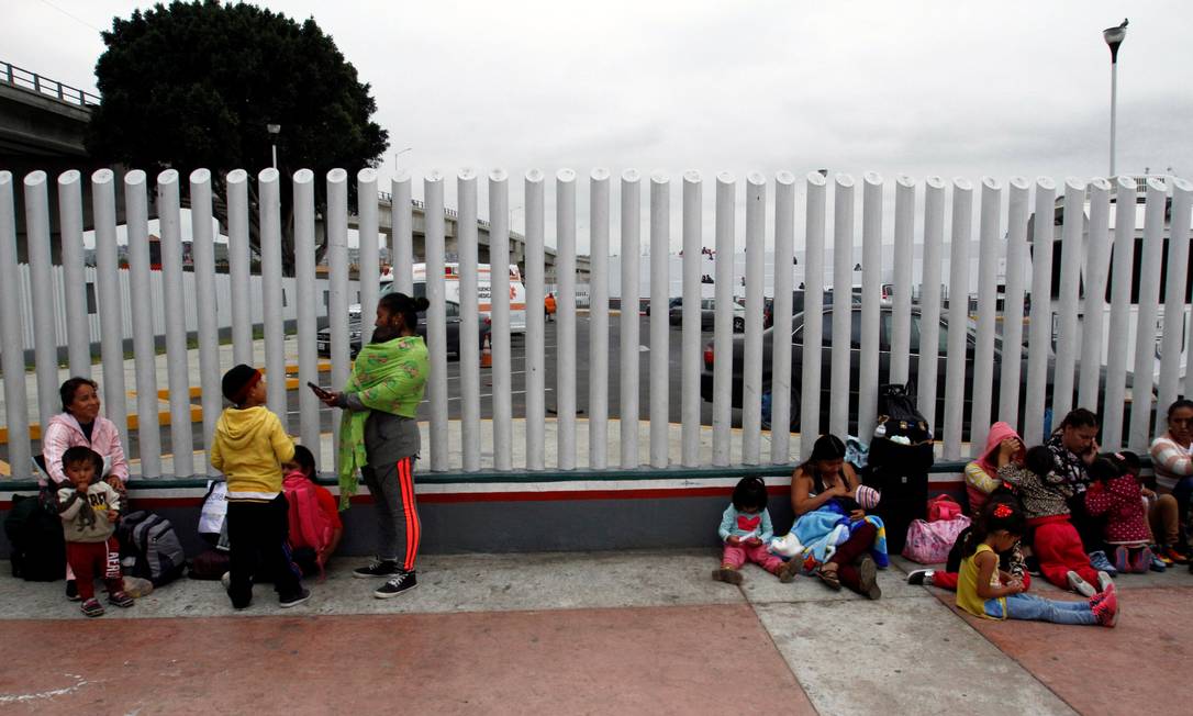 Famílias de migrantes esperam para entrar nos EUA em Tijuana, México Foto: JORGE DUENES / REUTERS