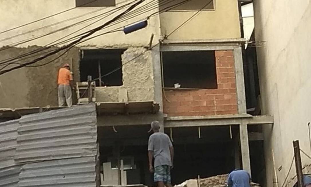Construção de prédios estava em ritmo acelerado no Morro do banco
Foto: Divulgação/Ama-Il