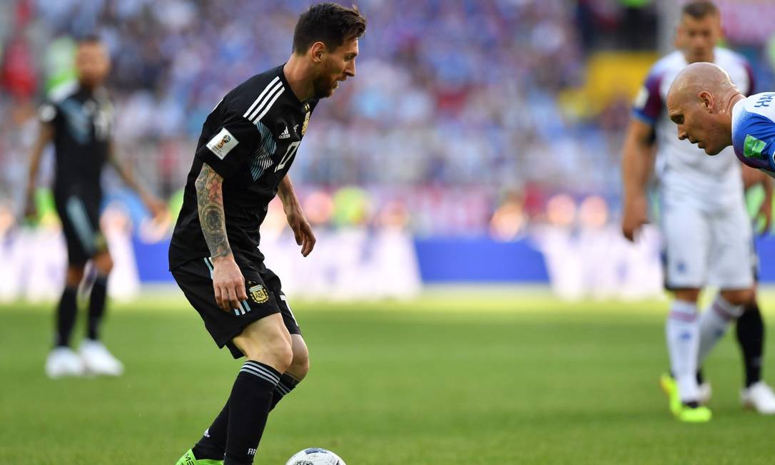 Messi perde pênalti e Argentina empata com a Islândia na estreia