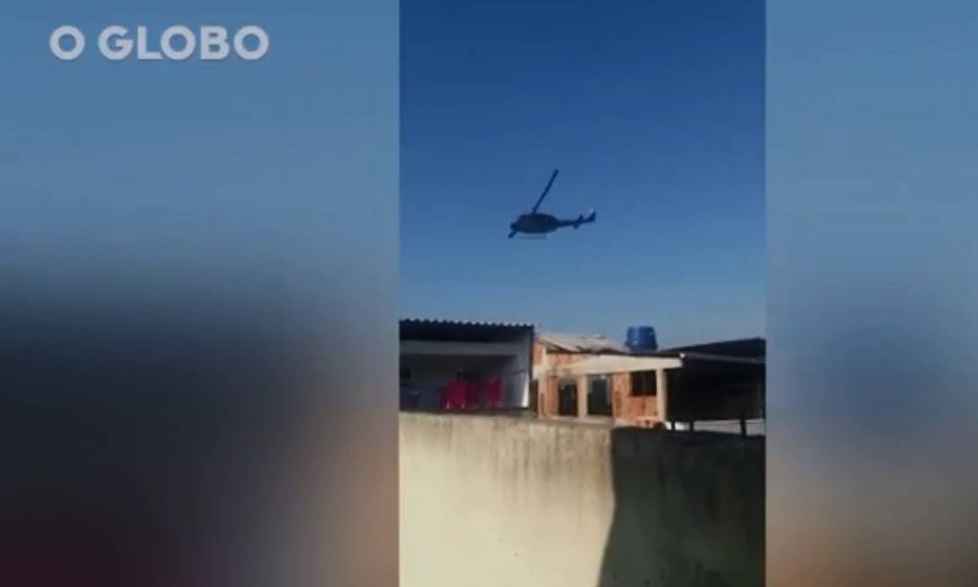 Helicóptero sobrevoa Complexo da Maré Foto: Reprodução 