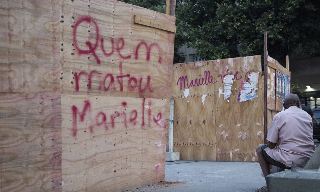 Frase escrita no Centro do Rio pede respostas sobre caso Marielle Foto: Emily Almeida / Agência O Globo