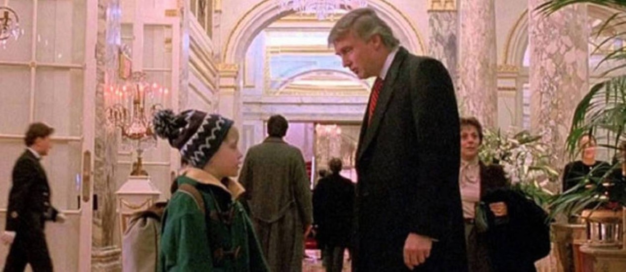Maculay Culkin e Donald Trump em cena de "Esqueceram de mim 2": breve aparição do magnata na franquia Foto: Reprodução / Internet