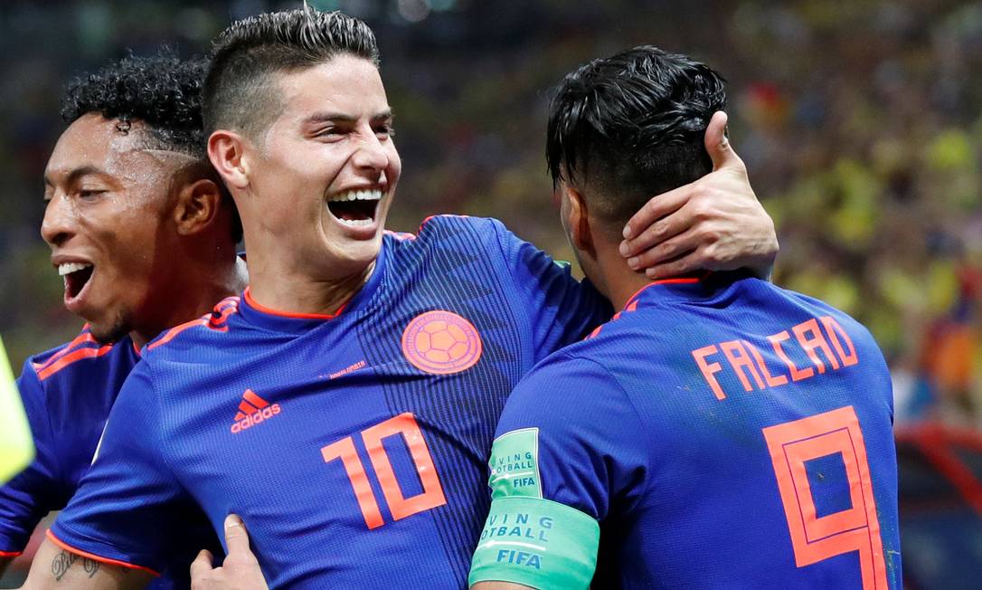 James Rodríguez e Falcao García comemoram o segundo gol da Colômbia Foto: TORU HANAI / REUTERS