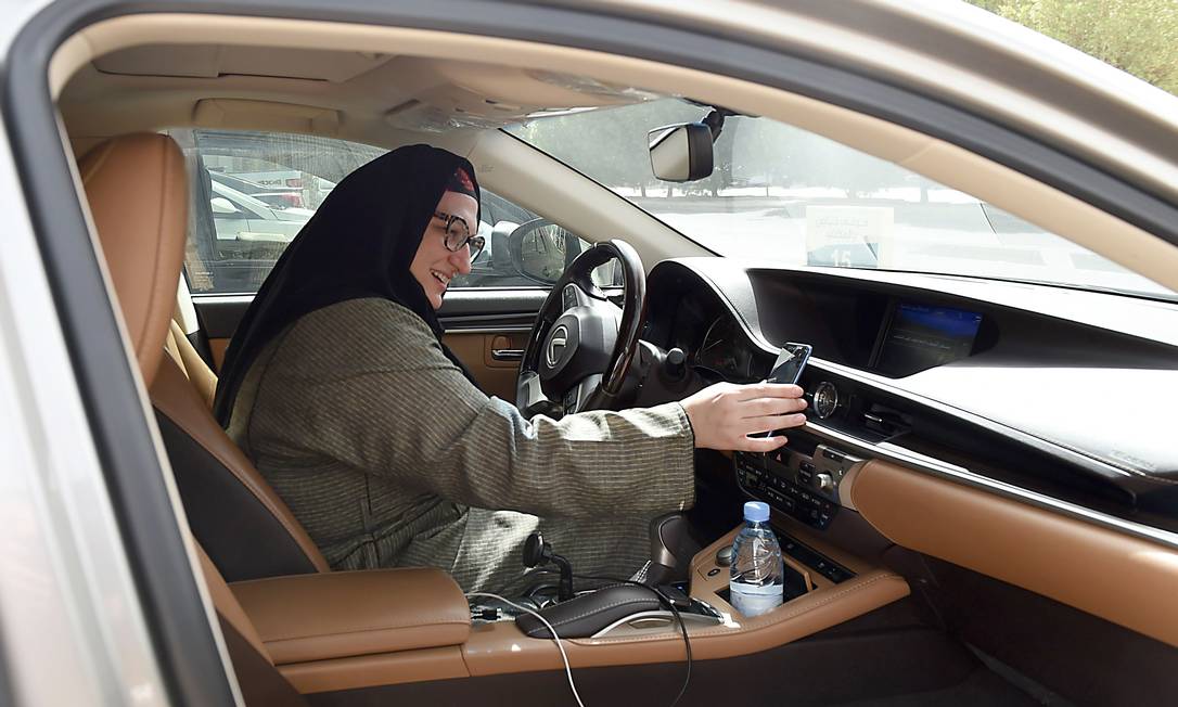 Mulheres sauditas podem guiar motas e camiões