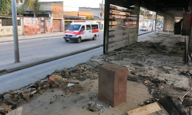 Estação depredada no corredor Transoeste do BRT