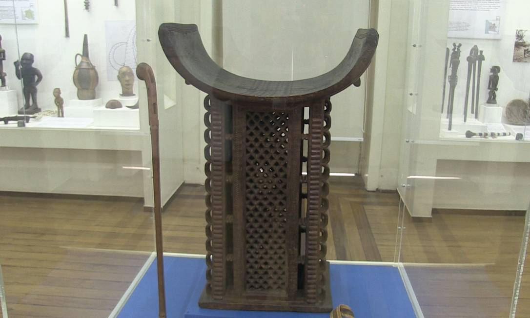 Rei do povo bamum senta em trono roubado em museu alemão - 15/06