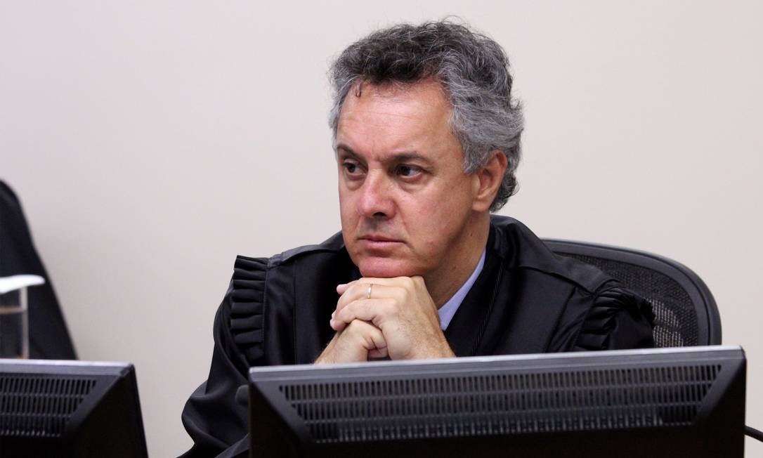 O relator do caso no TRF-4, o desembargador João Pedro Gebran Neto, determinou que Lula continuasse preso. Mas, em seguida, Favreto voltou a determinar a soltura do ex-presidente. No fim do dia, o desembargador Thompson Flores, presidente do TRF-4, decidiu manter a prisão Sylvio Sirangelo/TRF4/24-01-2018