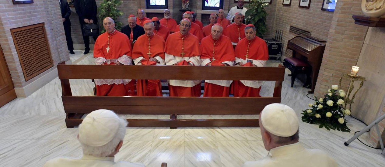 O Papa Emérito Bento XVI e o Papa Francisco encontram-se com os 14 novos cardeais no Vaticano Foto: OSSERVATORE ROMANO / REUTERS