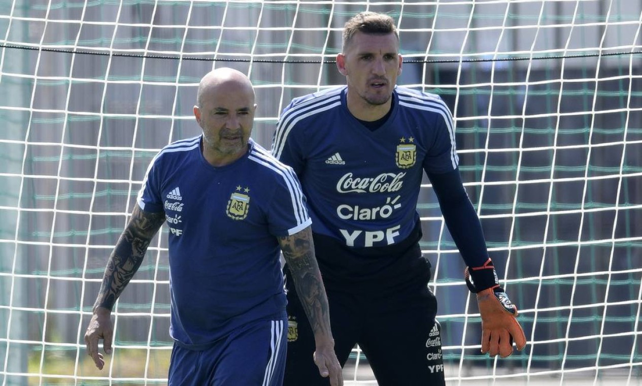 Jorge Sampaoli volta à Argentina com frieza e insultos