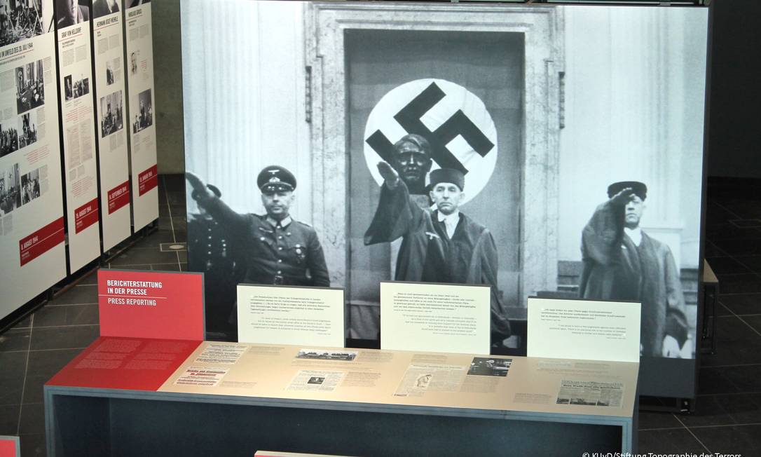 
Imagem da exposição sobre o “tribunal popular”, que mostra como condenações à morte eram feitas durante o nazismo
Foto:
/
KUvD/Stiftung Topographie des Terrors
