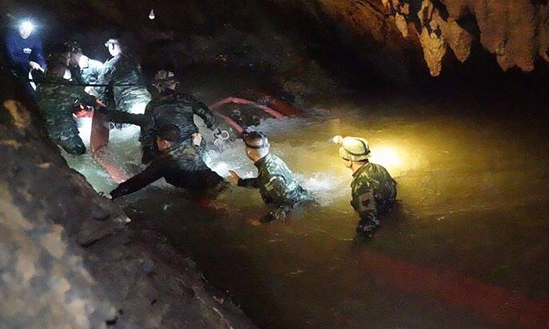 
Foto divulgada pela Marinha da Tailândia mostra mergulhadores inspecionando túnel na caverna de Tham Luang durante as operações de resgate
Foto:
AFP/Divulgação
