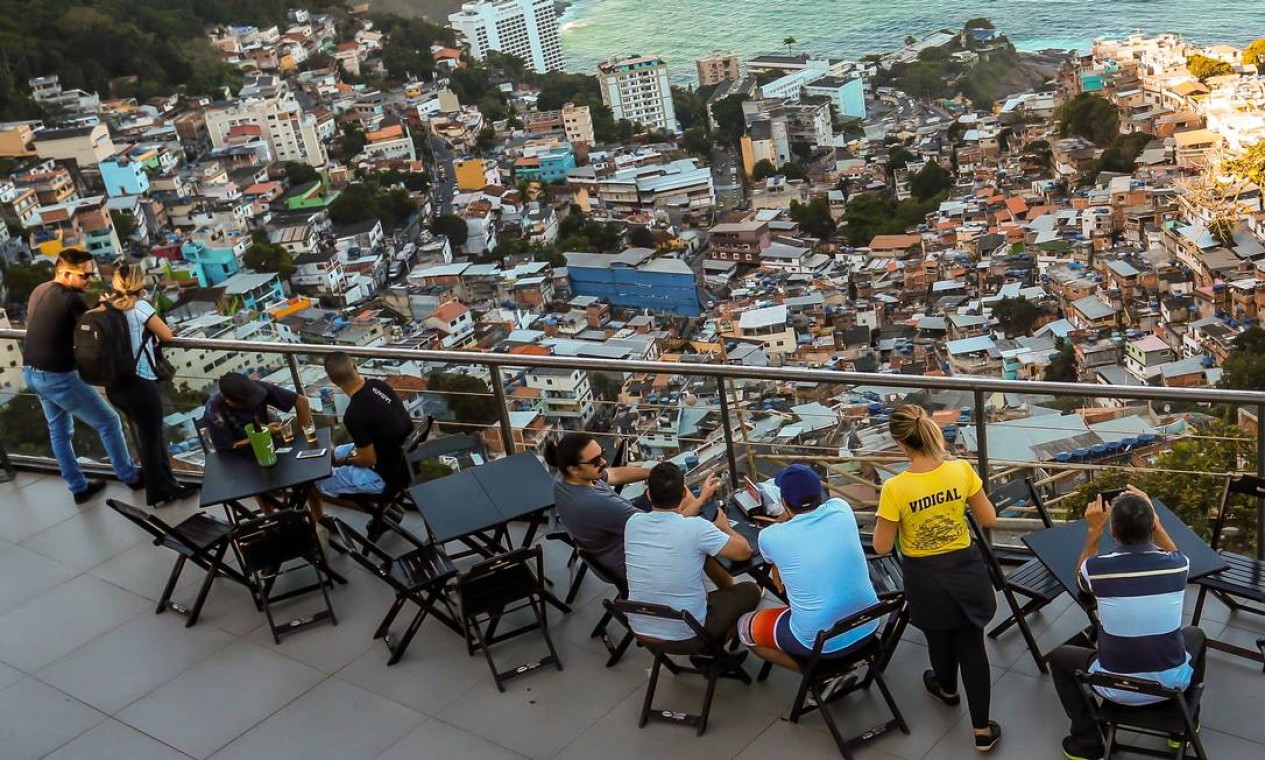 Turistas apreciam vista do Vidigal em hotel no alto do morro Foto: Marcelo Regua / Agência O Globo