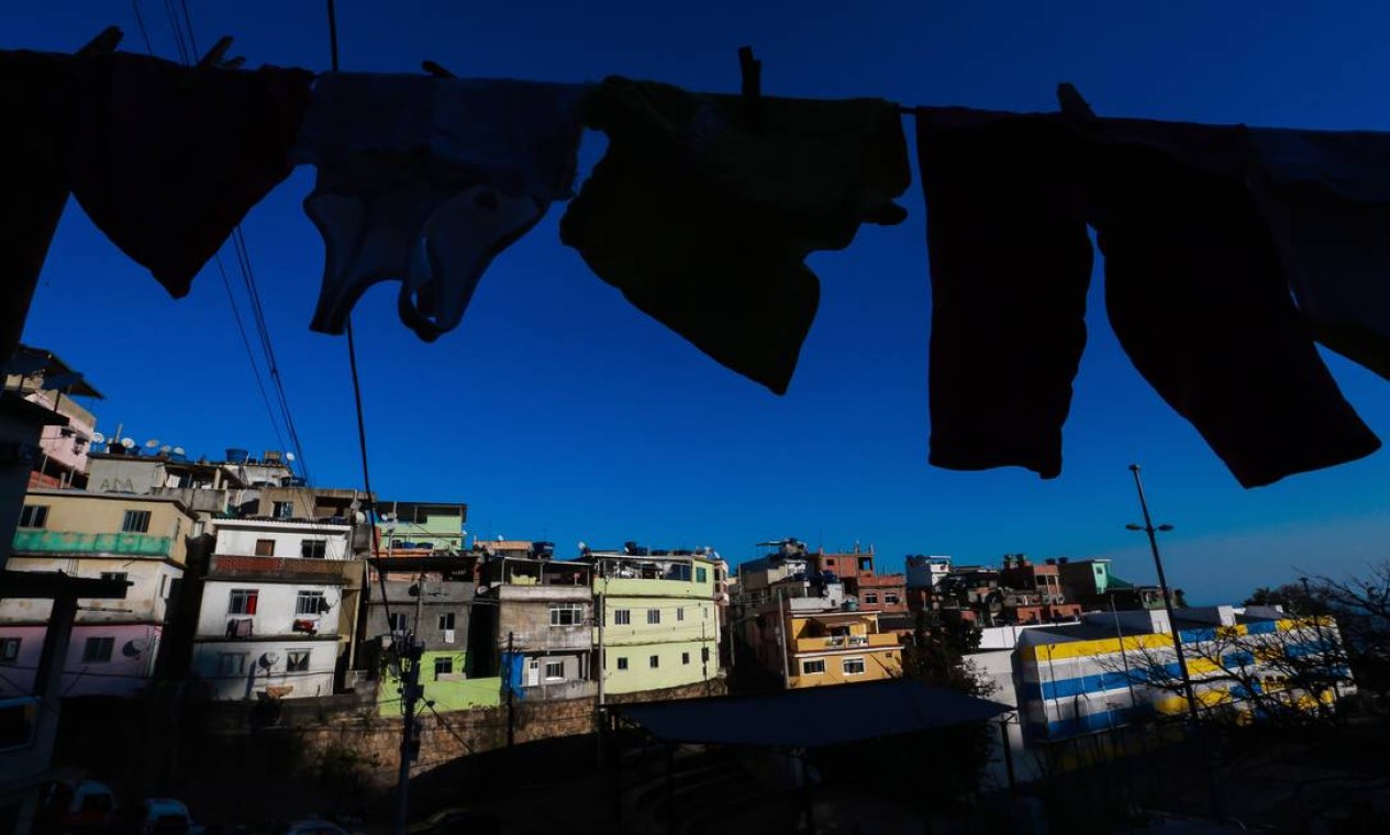 Casas com três andares na favela: crescimento da comunidade nos últimos anos foi basicamente vertical Foto: Marcelo Regua / Agência O Globo