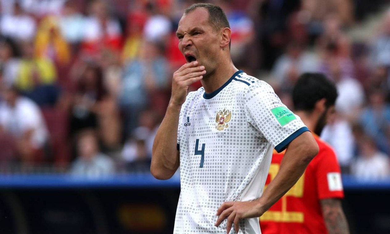 Autor de gol contra, Sergei Ignashevich aparece desolado Foto: ALBERT GEA / REUTERS