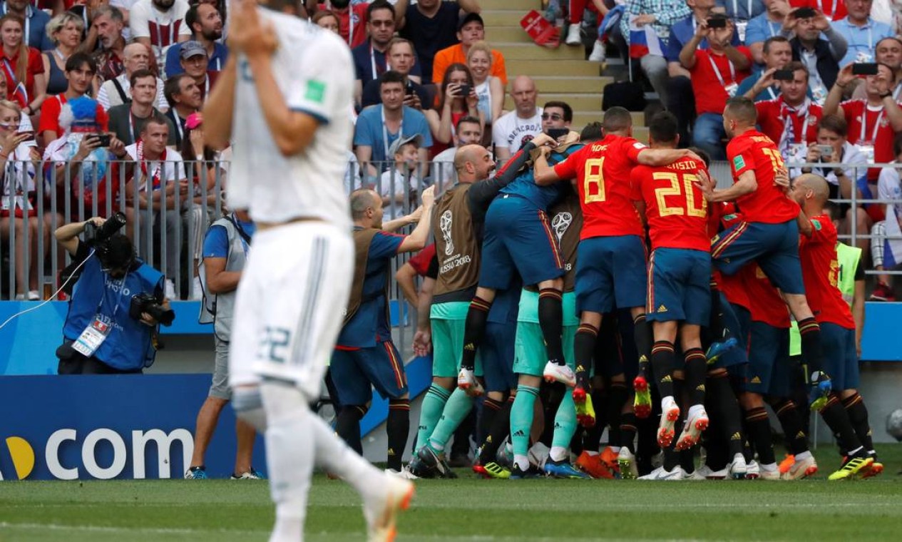 Dzyuba se lamenta, enquanto espanhóis comemoram ao fundo Foto: GRIGORY DUKOR / REUTERS