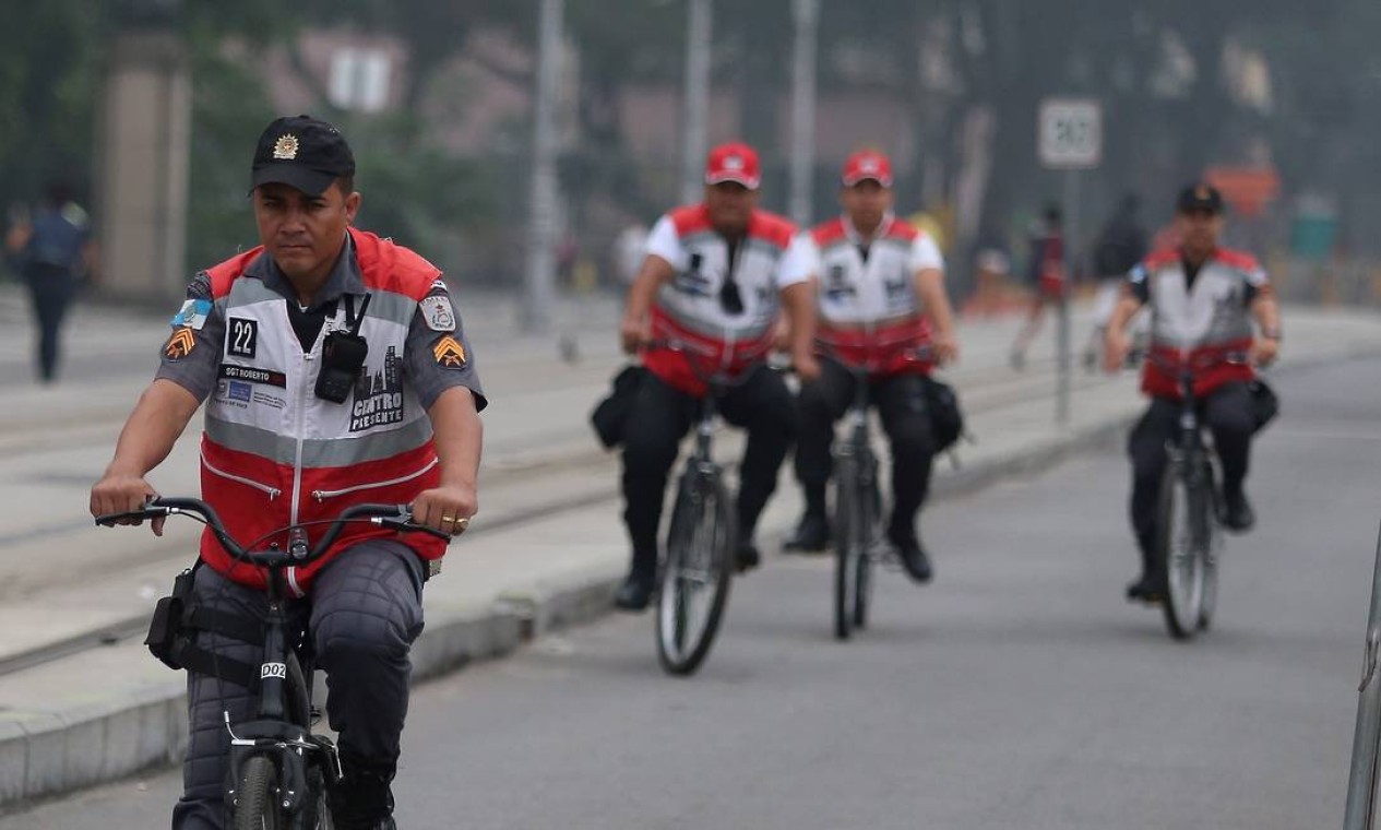 O pedido de os PMs usarem uniformes sob o colete foi da própria Polícia Militar Foto: Fabiano Rocha / Agência O Globo