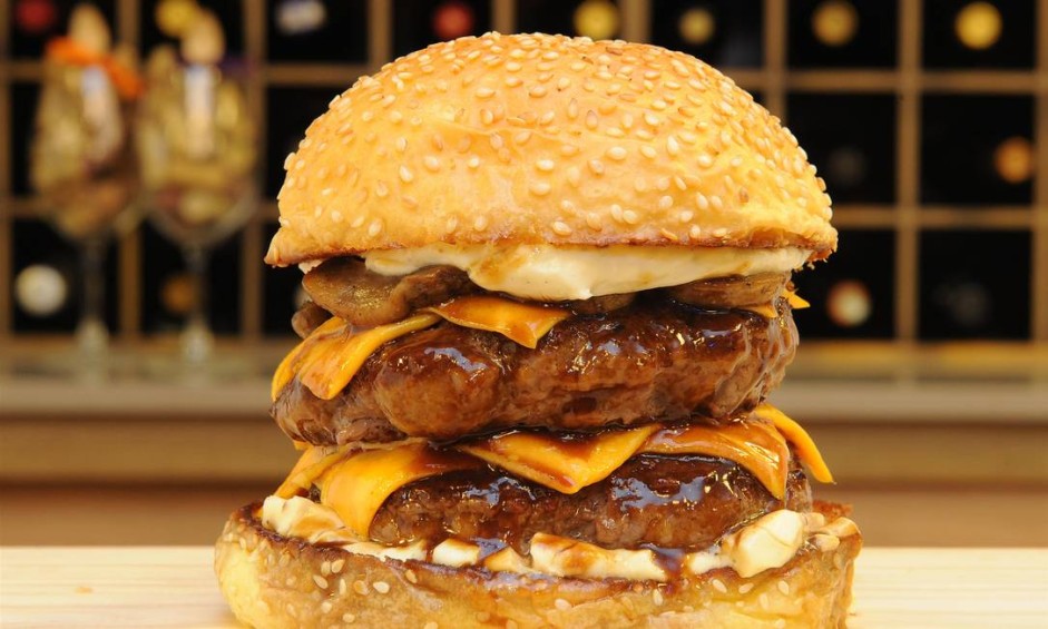 Deli Del&iacute;cia. O mountain burger tem duas carnes de 180g, molho r&ocirc;ti, flor de sal, cheddar ingl&ecirc;s e cogumelos Paris na manteiga com maionese de trufas no brioche com gergelim (R$ 39,90). Rua S&atilde;o Clemente 114, Botafogo (2246-4290) Foto: Stan Studio / Divulga&ccedil;&atilde;o