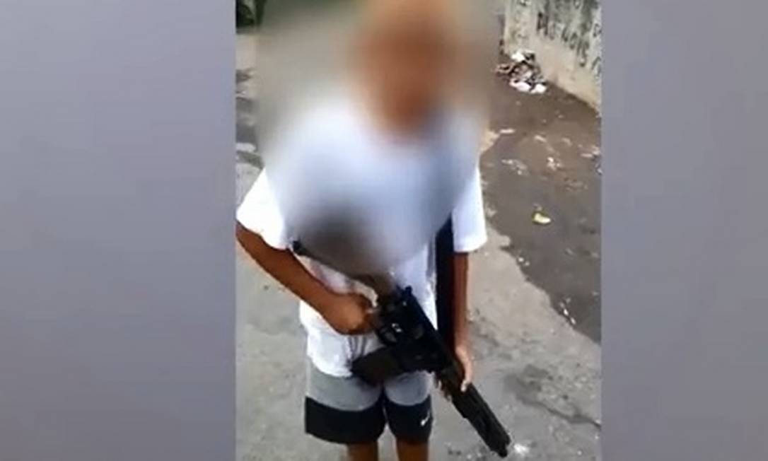 Traficantes filmam criança segurando fuzil em comunidade de Angra dos Reis Foto: Reprodução