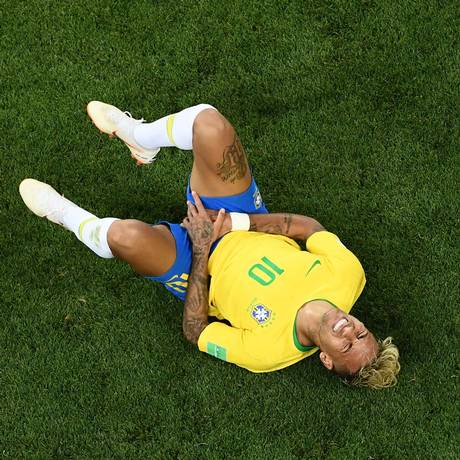  Neymar no chão após sofrer falta contra Suiça Foto: JEWEL SAMAD / AFP