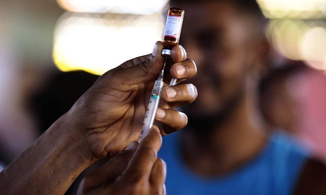 
Agente prepara dose da vacina tríplice viral em acampamento de imigrantes venezuelanos em Roraima: sarampo não era registrado no Brasil desde 2016
Foto:
/
Jorge William/15-02-2018
