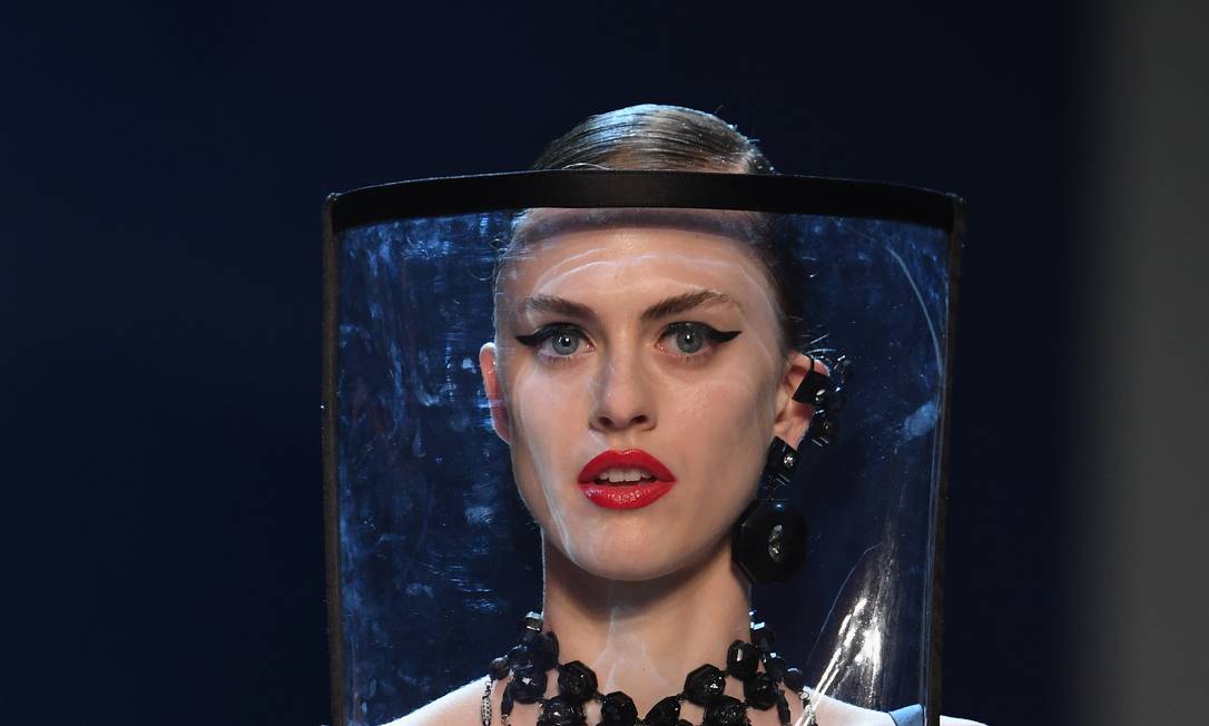Free the Nipple: modelos aparecem com transparências reveladoras