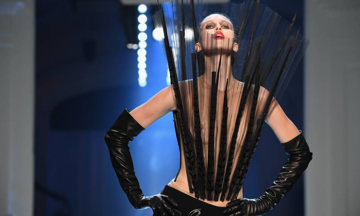 Free the Nipple: modelos aparecem com transparências reveladoras