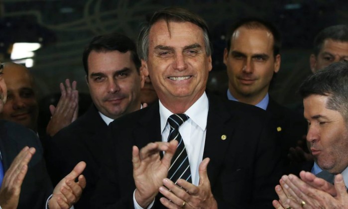 Resultado de imagem para Bolsonaro recebe apoio oficial de 110 deputados
