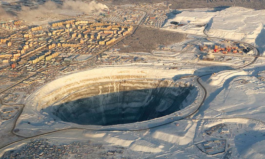 A imagem aéra mostra a dimensão da mina de diamantes em Mirny, na Sibéria Foto: Igor Dvurekov / Wikimedia Commons