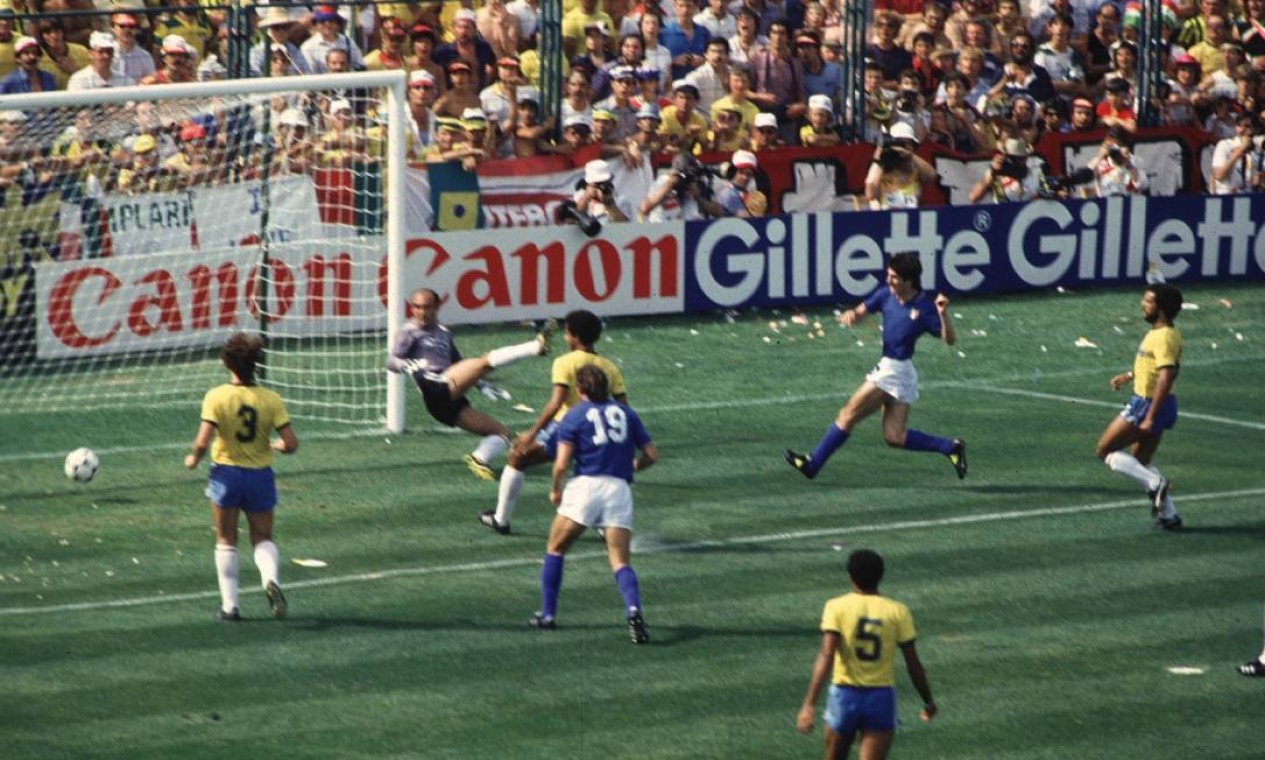 O Brasil precisava apenas de um empate para se classificar para a próxima fase da Copa do Mundo de 1982. Mas o resultado não estava nos planos do italiano Paolo Rossi. Foto: Arquivo O Globo