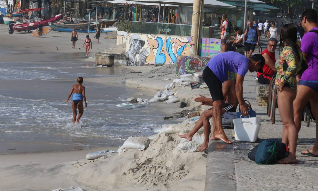 Ressaca faz sumir quase toda faixa de areia no Posto 6, em Copacabana