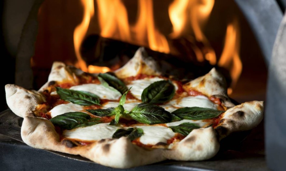 Nolita Oven & Bar. Em formato de estrela, as pizzas superstars t&ecirc;m bordas recheadas e o processo de fermenta&ccedil;&atilde;o da massa dura 100 horas. A da foto &eacute; a margerita napoletana (R$64), com mozzarella de b&uacute;fala, molho de tomates frescos, manjeiric&atilde;o e or&eacute;gano. VillageMall. Av. das Am&eacute;ricas 3900, Barra (3252-2678)
Foto: Alexander Landau / Divulga&ccedil;&atilde;o