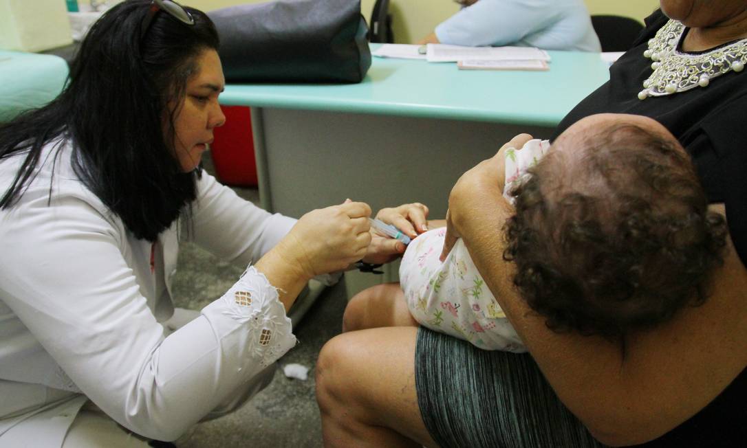Manaus está em situação de emergência em razão da epidemia de sarampo, e a aplicação da vacina foi intensificada nos postos de saúde. Na foto, uma criança é vacinada na Policlínica no bairro Parque Dez, na capital do Amazonas Foto: Sandro Pereira/Codigo19/Agência O Globo / Agência O Globo