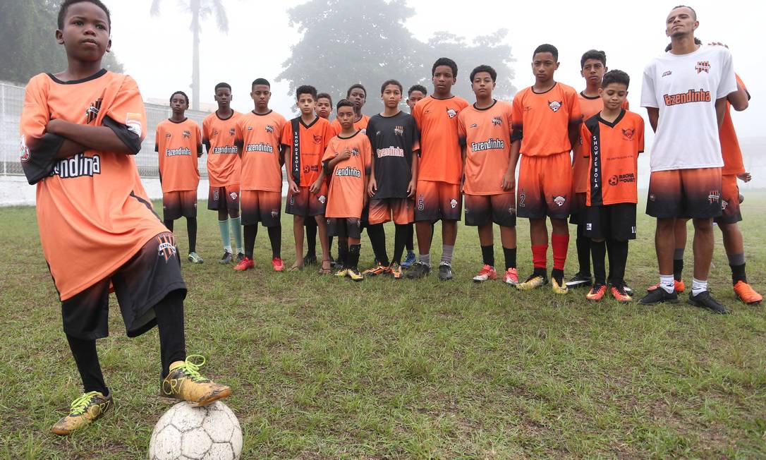 Projeto craques bom de bola/ escolinha de futebol de campo