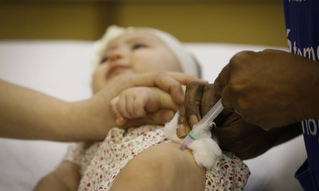 Bebê sendo vacinada contra o sarampo em um posto de saúde do Rio de Janeiro Foto: PABLO JACOB / Agência O Globo