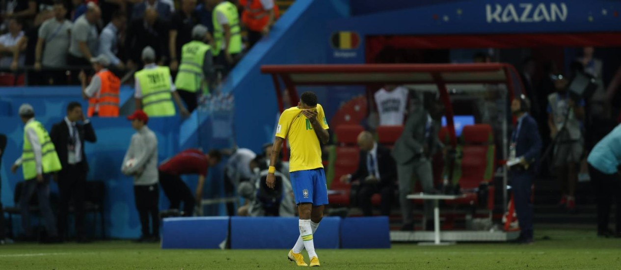 A desolaÃ§Ã£o de Neymar com a eliminaÃ§Ã£o do Brasil Foto: Alexandre Cassiano / AgÃªncia O Globo