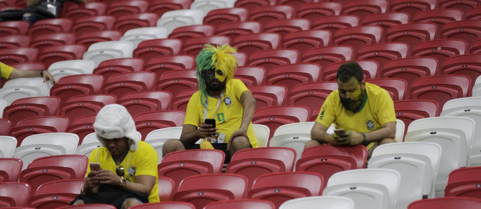 A desolação de torcedores brasileiros após a eliminação para a Bélgica Foto: Alexandre Cassiano / Agência O Globo
