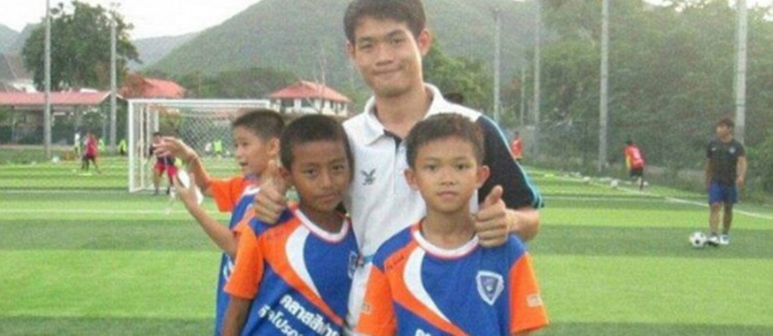 Ekapol Chanthawong, treinador assistente que está preso com meninos de time de futebol em caverna da Tailândia Foto: © Facebook