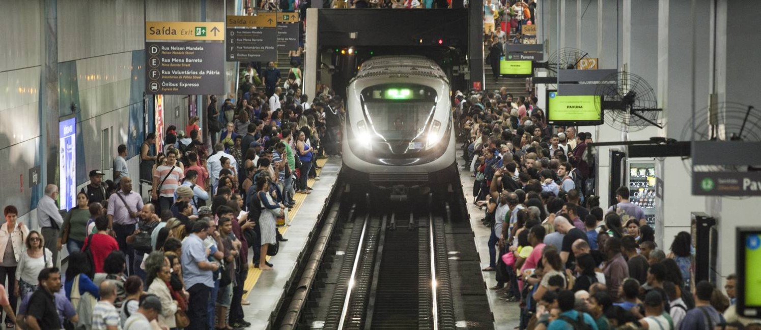 Passageiros em estação do metrô: mesmo com entrada em operação da Linha 4, que vai até a Barra, sistema amargou um prejuízo de R$ 6,1 milhões no ano passado, e já tem dívidas acumuladas de R$ 891 milhões
Foto: Gabriel Monteiro / Agência O Globo