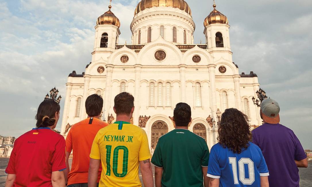 Após racismo, torcida na Rússia causa confusão e exibe bandeira