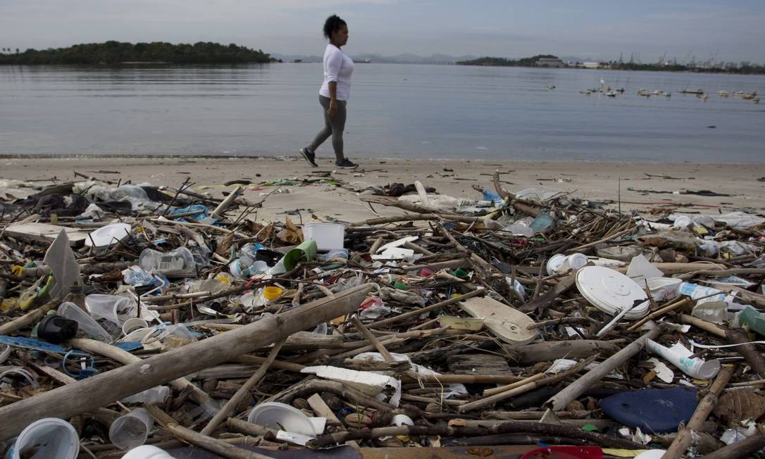 
Desalento. Lixo acumulado em praia da Ilha do Fundão: atualmente, a Baía de Guanabara recebe cerca de 16,8 mil litros de esgoto in natura por segundo, além de toneladas de resíduos flutuantes, como sacolas e embalagens plásticas
Foto: Márcia Foletto /
Agência O Globo
