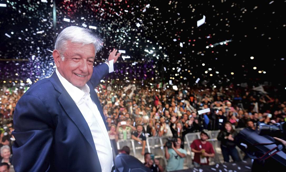 Newly elected Mexico's President Andres Manuel Lopez Obrador (C), running for "Juntos haremos historia" party, cheers his supporters at the Zocalo Square after winning general elections, in Mexico City, on July 1, 2018. / AFP PHOTO / PEDRO PARDO Foto: PEDRO PARDO / AFP