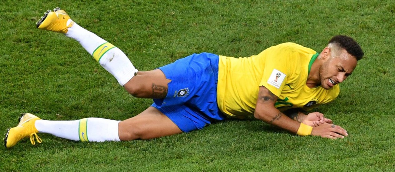 Neymar ficou marcado pelas diversas quedas na Copa Foto: SAEED KHAN / AFP
