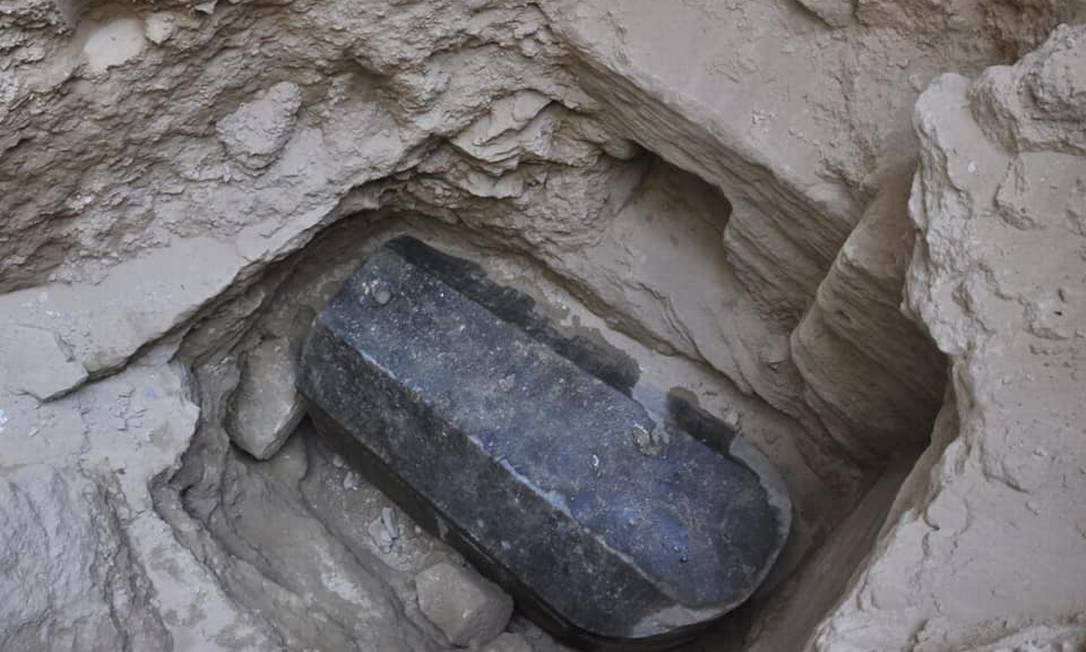 
O sarcófago de granito foi encontrado a cinco metros de profundidade
Foto:
/
Ministério de Antiguidades
